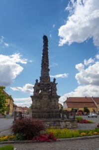 Mariánský sloup z roku 1716 ve Velvarech